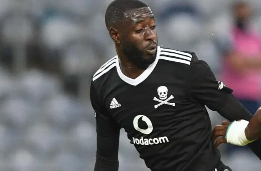 Deon Hotto Flees MC Alger Players After CAF Champions League Semi-Final Qualification